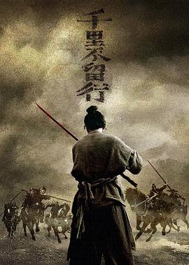 《公公和儿媳》剧照：周德望独自坐在沙发一角